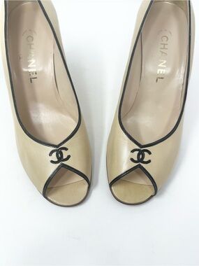 CHANEL Vintage 2000s Two Tone CC Peep Toe Heel Contrast Piping and logo size 8